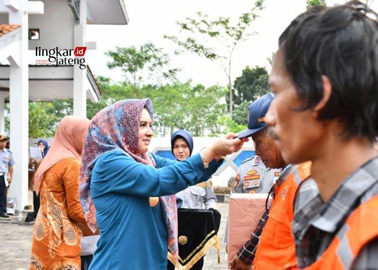 Hikmat: Suasana apel penyerahan atribut baru kepada juru parkir se-Kabupaten Pekalongan yang dipimpin Bupati Fadia di halaman Dinas Perhubungan setempat, Kamis (16/5). (Humas Prokopim Kabupaten Pekalongan/Lingkarjateng.id)