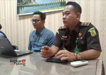 Korupsi Dana Desa, Kades Gebang Divonis Penjara 1 Tahun 27 Kasi Intel Kejaksaan Negeri Kendal Langgeng Prabowo dan Kasi Pidsus Sigit Muharram memberikan keterangan kepada media. (Arvian Maulana/Lingkarjateng.id)