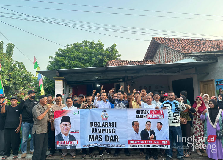 Sejumlah warga dari 20 kecamatan yang ada di Kabupaten Sragen mendaklarasikan dukungan kepada Ketua DPD Partai Gerindra Sudaryono sebagai calon gubernur dalam Pilgub Jateng, Minggu, 26 Mei 2024. (Dok. Lingkarjateng.id)