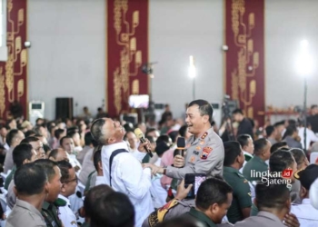 Kapolda Jawa Tengah Irjen Pol Ahmad Luthfi berdialog dengan masyarakat Grobogan dalam kunjungan Kamtibmas di Gedung Dewi Sri Purwodadi. (Lingkarjateng.id)