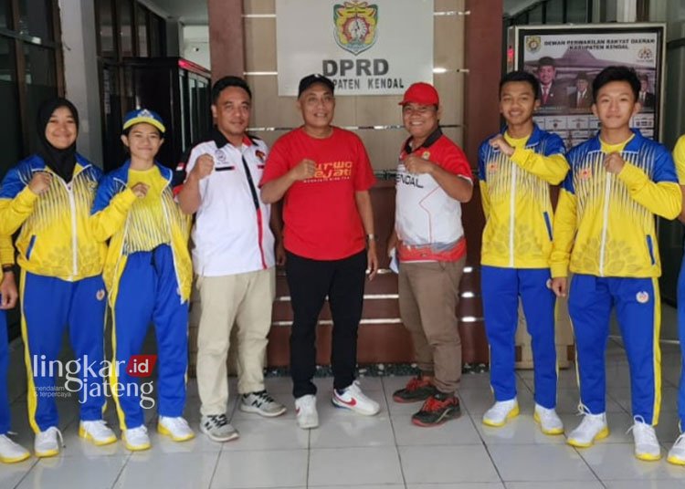 SEMANGAT: Ketua Umum ISSI Kendal (baju merah) Munawir foto bersama sejumlah atlet ISSI Kendal, Jawa Tengah. (Dok. Pribadi/Lingkarjateng.id)