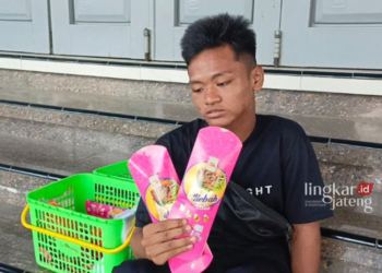 Cahyo Awawi Adendi pemuda disabilitas asal Gunungsari, Kecamatan Kaliori, Kabupaten Rembang. (Vicky Rio/Lingkarjateng.id)