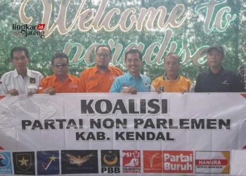 Penandatanganan kesepakatan bersama deklarasi "Koalisi Non Parlemen untuk Pilkada Kabupaten Kendal 2024". (Arvian Maulana/Lingkarjateng.id)