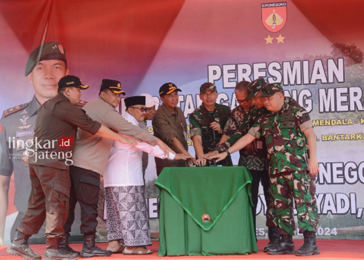 Pangdam IV/Diponegoro Mayjen TNI Deddy Suryadi, S.I.P., M.Si., saat melaksanakan kunjungan kerja ke Kabupaten Brebes pada Selasa 28 Mei 2024 dalam agenda meninjau program ketahanan pangan, Pompanisasi dan meresmikan Jembatan Gantung Merah Putih di Desa Kalinusu. (Pendam IV/Diponegoro/Lingkarjateng.id)