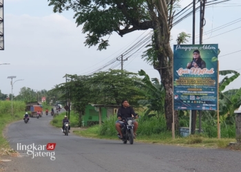 POTRET: Poster acara pengajian bersama Gus Miftah dalam rangka peringatan Haul Mbah Surgi Suro Wencono dan Sedekah Bumi Penggung, Desa Ngagel, Kecamatan Dukuhseti, Kabupaten Pati pada Selasa, 7 Mei 2024. (Lingkar/Lingkarjateng.id)