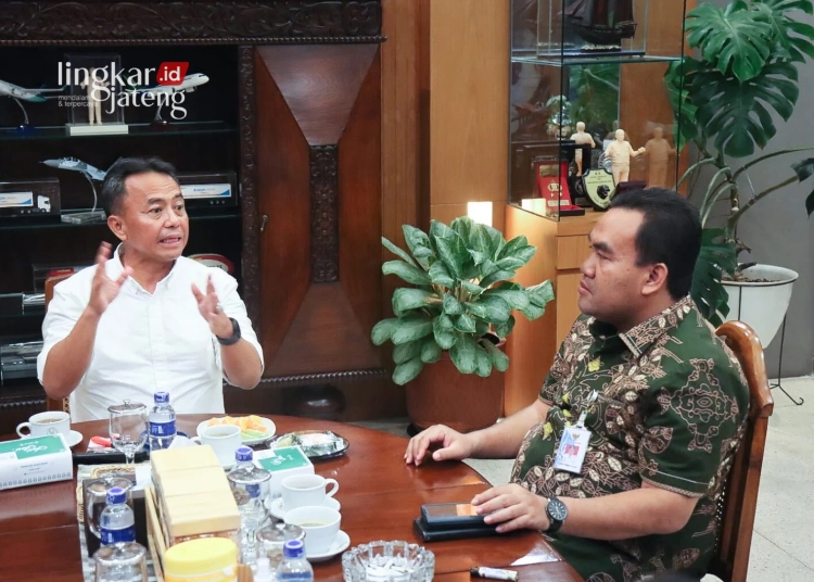 Studi Tiru ke Pemprov Jabar, Pemkab Blora Ingin Terapkan Layanan Sapawarga 25 DISKUSI: Bupati Blora, Arief Rohman (kanan) dan Kepala Diskominfo Blora, Pratikto Nugroho (kiri) diskusi penerapan layanan Sapawarga. (Prokompim Blora/Lingkarjateng.id)