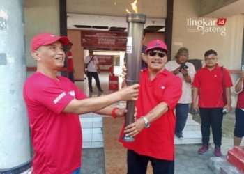 Ketua DPC PDIP Kabupaten Kendal, Akhmat Suyuti, menerima estafet obor Api Mrapen di Kantor DPC PDIP Kendal pada Sabtu, 18 Mei 2024. (Unggul Priambodo/Lingkarjateng.id)