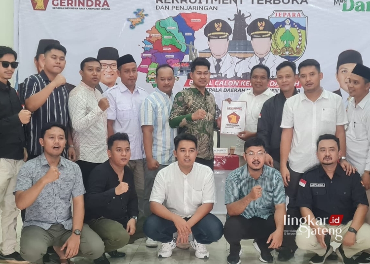 SIMBOLIS: Ketua BPC Hipmi Jepara, Zaenal Afrody, menyerahkan berkas formulir pendaftaran bacawabup Jepara kepada selaku Ketua Desk Pilkada Partai Gerindra, Purwanto, pada Sabtu, 18 Mei 2024. (Muhammad Aminudin/Lingkarjateng.id)