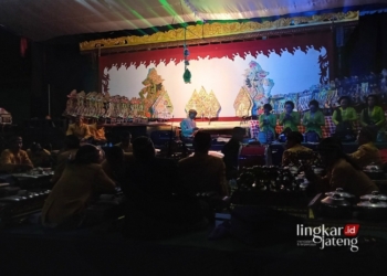 PERTUNJUKAN: Pagelaran wayang kulit di halaman Balai Desa Bebengan, Kecamatan Boja, Kabupaten Kendal pada Selasa, 22 Mei 2024. (Arvian Maulana/Lingkarjateng.id)