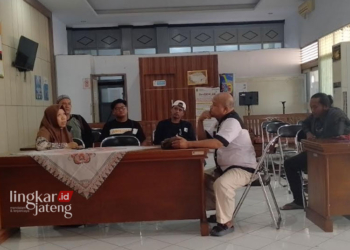 Lahan PT KAI di Pati Dipakai Bisnis Karaoke, Ormas Mantra Pertanyakan IMB ke DPMPTSP 26 AUDIENSI: Ormas Mantra saat mendatangi Kantor Dinas Penanaman Modal Terpadu Satu Pintu (DPMPTSP) Kabupaten Pati, Selasa 14 Mei 2024. (Arif Febriyanto/Lingkarjateng.id)