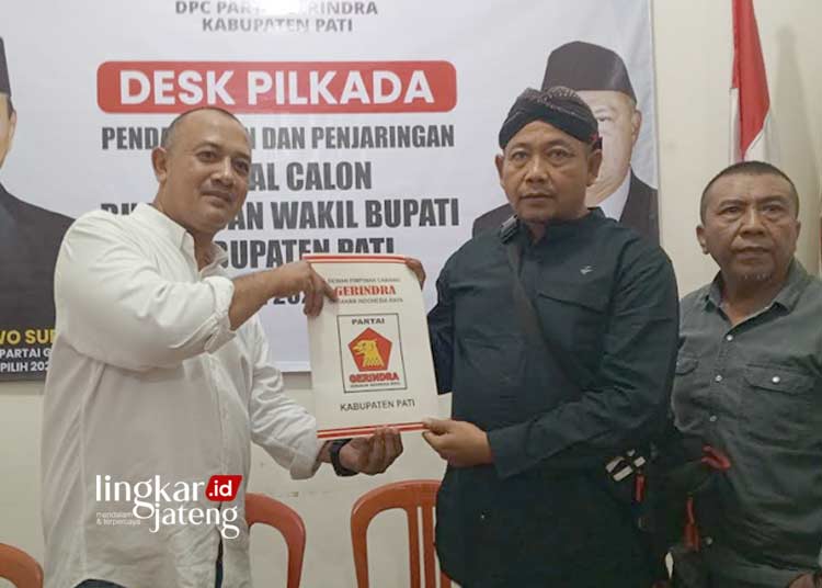 SIMBOLIS: Ketua loyalis Gerindra Pati, Wartoyo (kiri) menyerahkan berkas pendaftaran bakal calon bupati Pati di kantor DPC Partai Gerindra Pati pada Selasa, 14 Mei 2024. (Setyo Nugroho/Lingkarjateng.id)
