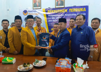 Ketua DPC Partai Hanura, Rembang, Jawa Tengah, Noor Hasan menyerahkan berkas pendaftaran bakal calon bupati (Bacabup) ke Partai Nasdem sebagai bakal calon bupati (Bacabup), Rabu 8 Mei 2024. (Vicky Rio/Lingkarjateng.id)