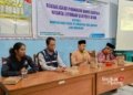 SOSIALISASI: Ketua Taman Baca Lentera Kisik, Sonhaji (kiri), bersama Staf CSR PJB PLTU Rembang, Edi Saputra (kedua dari kiri), dan Kades Plawangan, Kiswanto (ketiga dari kiri) saat sosialisasi program bank sampah pada Kamis, 16 Mei 2024. (Vicky Rio/Lingkarjateng.id)