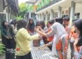 PRAKTIK: Mahasiswa Pendidikan Profesi Guru (PPG) Universitas Negeri Semarang (UNNES) mendemonstrasikan pengelolaan sampah menjadi ecoenzym dan kompos di SMP N 9 Semarang, 29-30 April 2024. (Mahasiswa UNNES/Lingkarjateng.id)