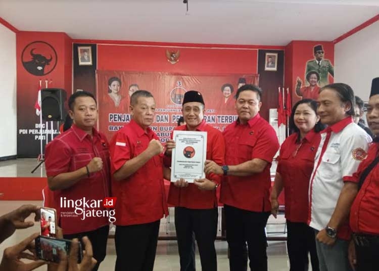 Mantan Wabup Pati Saiful Arifin Serahkan Formulir Pendaftaran Bacabup di PDIP 25 Mantan Wakil Bupati (Wabup) Pati periode 2017-2022, Syaiful Arifin mendaftarkan diri sebagai bakal calon bupati (bacabup) ke Dewan Pimpinan Cabang (DPC) Partai Demokrasi Indonesia Perjuangan (PDIP) Pati, Kamis (16/5). (Setyo Nugroho/Lingkarjateng.id)