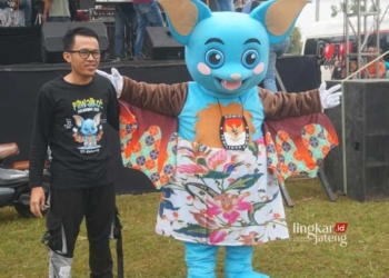 Makot “Si Kalong” dan Ketua KPU Kota Pekalongan, Fajar Randi Yogananda. (Fahri Akbar/Lingkarjateng.id)