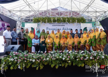 ANTUSIAS: Anggota Aisyiyah Kudus saat merayakan Milad ke 107 di Desa Payaman, Kecamatan Mejobo, Minggu 26 Mei 2024. (Nisa Hafizhotus Syarifa/Lingkarjateng.id)