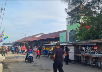 LALU LALANG: Kondisi TPI Ujungbatu, Kecamatan Jepara, Kabupaten Jepara dan aktivitas warga yang melintas, Senin 27 Mei 2024. (Muhammad Aminudin/Lingkarjateng.id)