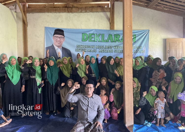 Puluhan ibu-ibu yang tergabung dalam Muslimat Desa Dadap Mulyo, Kecamatan Sarang, Kabupaten Rembang menyerukan dukungan kepada Sudaryono untuk mencalonkan diri sebagai Gubernur Jateng, Selasa 7 Mei 2024. (Dok. Lingkarjateng.id)