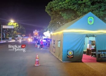 POTRET: Tampak posko Satpol PP di sisi barat Alun-Alun Pati yang digunakan untuk memantau dan menertibkan PKL yang nekat berjualan di zona merah, Rabu, 15 Mei 2024. (Setyo Nugroho/Lingkarjateng.id)