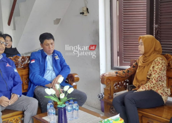 Nyalon Lagi, Eisti’anah Sudah Lamar 6 Parpol untuk Maju Pilkada Demak 2024 32 BERBINCANG: Bupati Demak Eisti’anah berkomunikasi dengan Ketua DPC Partai Demokrat Demak Fatkhandi Kantor DPC Demokrat setempat, Kamis 30 Mei 2024. (M Burhanuddin Aslam/Lingkarjateng.id)