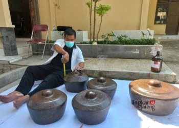 PENGECEKAN: Tim dari Museum Ranggawarsita melakukan pemeriksaan kondisi display di Museum Lokal Purwodadi. (Dok. Lingkarjateng.id)