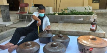 PENGECEKAN: Tim dari Museum Ranggawarsita melakukan pemeriksaan kondisi display di Museum Lokal Purwodadi. (Dok. Lingkarjateng.id)