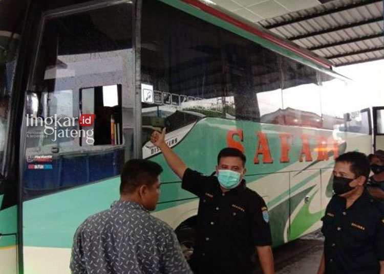 ILUSTRASI : Bus atau angkutan penumpang di Terminal Bawen dan Kepala Dishub Kabupaten Semarang, Tri Martono saat menunjukkan stiker sebagai tanda bahwa kendaraan penumpang itu sudah menjalani ramcek dan Uji KIR sehingga laik jalan. (Dok. Organda Kabupaten Semarang/Lingkarjateng.id)