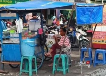 Sejumlah pedagang kaki lima (PKL) berjualan di komplek Pasar Raya 1 Salatiga, Kamis, 30 Mei 2024. (Angga Rosa/Lingkarjateng.id)