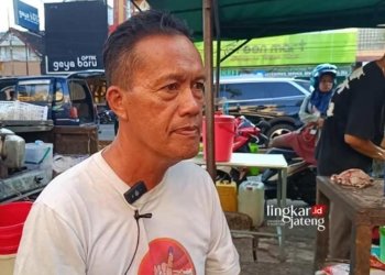 Ketua Paguyuban PKL Setia Kawan Salatiga Agus Salim menyampaikan keluhan anggotanya terkait kenaikan retribusi kepada awak media, Rabu, 29 Mei 2024. (Angga Rosa/Lingkarjateng.id)