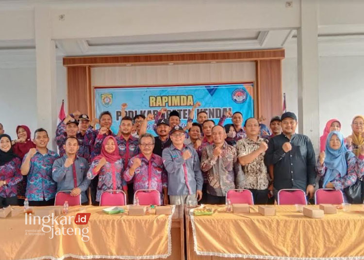 Jajaran anggota PPDI Kendal foto bersama usai Rapat Pimpinan Daerah (Rapimda) PPDI Kabupaten Kendal yang digelar di Balai Desa Pegandon pada Selasa 30 April 2024 lalu. (Dok. Pribadi/Lingkarjateng.id)