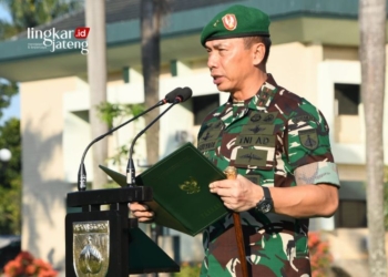 Pangdam IV/Diponegoro, Mayjen TNI Deddy Suryadi, S.I.P., M.Si., memimpin Upacara Bendera 17-an pada Jumat, 17 Mei 2024. (Pendam IV Diponegoro/Lingkarjateng.id)