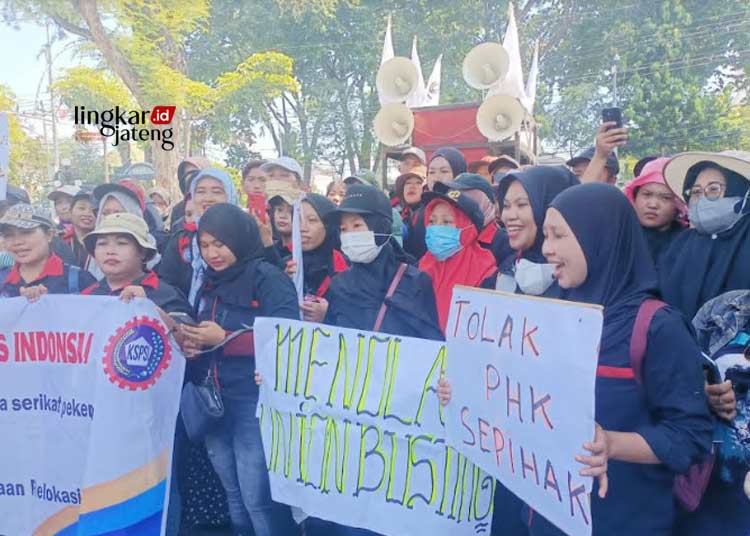 Tolak PHK Sepihak, Ratusan Karyawan PT Kinyip Gerudug Kantor DPRD Kota Semarang 25 Ratusan Pekerja PT Kinyip Bags and Hats Indonesia menggelar unjuk rasa di halaman Balaikota Semarang, Jumat (17/5). (Rizky Syahrul Al-Fath/Lingkarjateng.id)