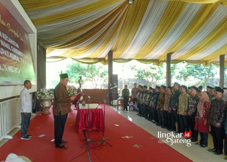 Ketua KPU Kendal Khasanudin melantik 100 anggota PPK. (Unggul Priambodo/Lingkarjateng.id)
