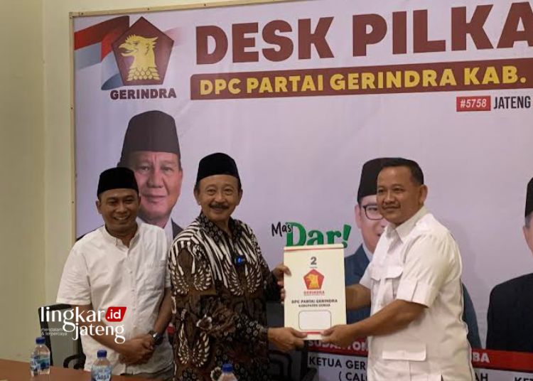 Mantan Kepala Dinas Sosial Pemberdayaan Perempuan dan Perlindungan Anak (Dinsos P2PA) Kabupaten Demak, Eko Pringgo Laksito, mengambil formulir pendaftaran bakal calon bupati-wakil bupati Demak di Kantor DPC Gerindra pada Rabu, 15 Mei 2024. (M. Burhan Aslam/Lingkarjateng.id)