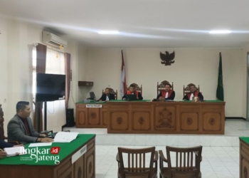 SIDANG: Suasana sidang perdana gugatan terkait permasalahan PT BPR Bank Jepara Artha (BJA) di Pengadilan Negeri Kabupaten Jepara, Senin, 6 Mei 2024. (Tomi Budianto/Lingkarjateng.id)