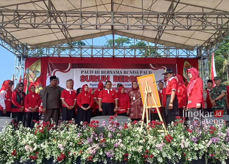 KOMITMEN : Bupati Semarang, Ngesti Nugraha didampingi Bunda PAUD sekaligus Ketua TP PKK Kabupaten Semarang, Peni Ngesti Nugraha serta Forkopimda Kabupaten Semarang dan Forkopimcam Suruh, dan Korwilcam Pendidikan Kecamatan Suruh, di Lapangan Desa Jatirejo, Kecamatan Suruh, Kabupaten Semarang, Kamis 30 Mei 2024. (Hesty Imaniar/Lingkarjateng.id)