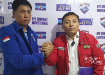 Ketua DPC Partai Demokrat Kabupaten Demak saat menyerahkan formulir pendaftaran kepada Ketua Asosiasi Izin Usaha Mikro dan Kecil (IUMK) Jawa Tengah, Rofiq Sutanto di Kantor DPC Demokrat Demak, Kamis, 30 Mei 2024. (M Burhanuddin Aslam/Lingkar.news)