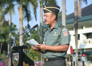 UPACARA: Kasdam IV/Diponegoro Brigjen TNI, Budi Irawan, S.I.P., M.Si, memimpin upacara Hari Kebangkitan Nasional di Lapangan Makodam Diponegoro, Senin, 20 Mei 2024. (Pendam IV/Diponegoro/Lingkarjateng.id)