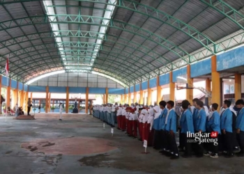 Siswa-siswi saat mengikuti apel kesiagaan di SMK N 1 Demak (M. Burhan A/Lingkarjateng.id)