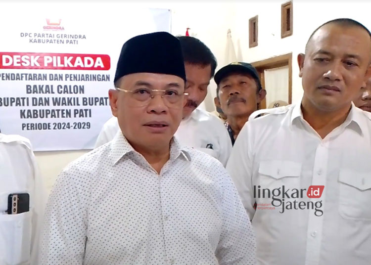 TEMUI AWAK MEDIA: Anggota Komisi V DPR RI Sudewo (tengah) saat menanggapi pertanyaan wartawan terkait kelanjutan rencana pembangunan Jalan Tol Demak-Tuban. (Arif Febriyanto/Lingkarjateng.id)
