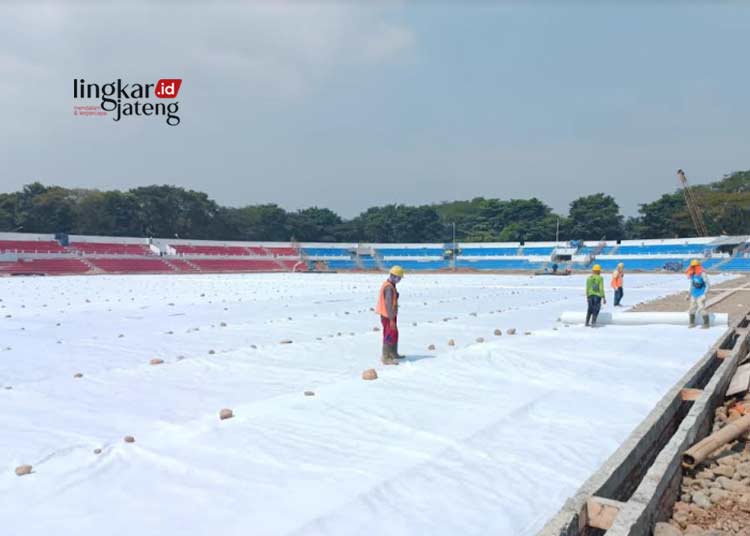 Stadion GBK Jepara Akan Pakai Rumput Standar FIFA 25 SEMANGAT: Pemasangan geotekstil di lapangan Stadion Gelora Bumi Kartini (GBK) Jepara. (Muhammad Aminudin/Lingkarjateng.id)