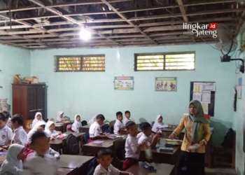 ILUSTRASI: Kerusakan ruang kelas di salah satu sekolahan yang ada di Jepara. (Muhammad Aminudin/Lingkarjateng.id)