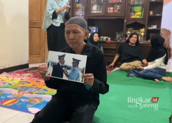 MENUNJUKKAN: Kerabat dari salah satu korban meninggal dunia dari jatuhnya pesawat latih PK-IFP, Pulung Darmawan saat menunjukkan foto almarhum kepada awak media, Minggu malam, 19 Mei 2024 di rumah duka di Dusun Jetak, Desa Duren, Kecamatan Bandungan, Kabupaten Semarang. (Hesty Imaniar/Lingkarjateng.id)