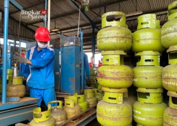 ILUSTRASI: Petugas SPBE di Kabupaten Kudus saat sedang mengisi gas melon 3 kilogram belum lama ini. (Nisa Hafizhotus S./Lingkarjateng.id)