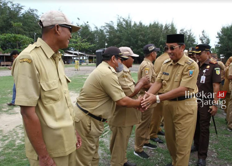 BERSALAMAN: Bupati Hafidz bertemu dengan sejumlah pejabat dalam sebuah acara, beberapa waktu lalu. (Dok. Prokompim Rembang/Lingkarjateng.id)