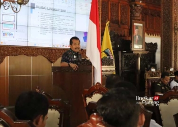 Pemkab Jepara Imbau ASN Tak Condong Kekuatan Politik Tertentu dalam Pilkada 2024 30 MENGINGATKAN: Sekda Jepara Edy Sujatmiko saat memberikan sambutan pada kegiatan rapat koordinasi kesiapan Pilkada 2024. (Muhammad Aminudin/Lingkarjateng.id)