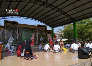 Siswa MAN 1 Pati menampilkan tari kecak khas Bali dalam pentas budaya, Rabu 22/5). (Setyo Nugroho/Lingkarjateng.id)