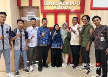 BERSINERGI: Kelompok pelaksana program desa cerdas atau smart village usai berkoordinasi dengan Dinas Kominfo Kudus beberapa waktu lalu. (Nisa Hafizhotus. S/Lingkarjateng.id)