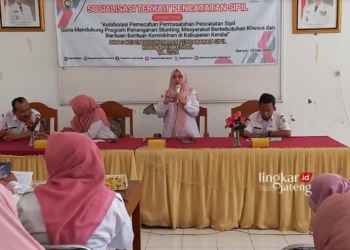 Pecahkan Masalah Adminduk, Disdukcapil Kendal Gandeng Dinkes dan Dinsos 31 Kepala Disdukcapil Kendal, Ratna Mustikaningsi saat memaparkan materi. (Arvian Maulana/Lingkarjateng.id)